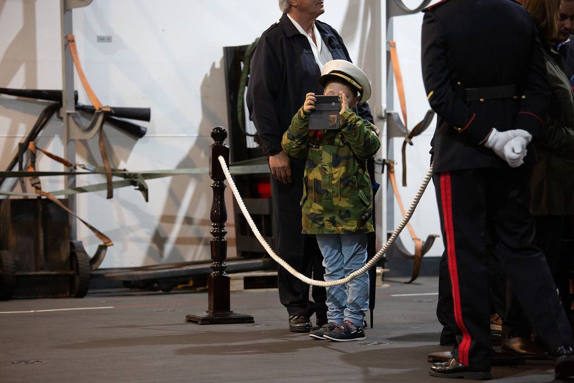 Jura de Bandera de personal civil a bordo del buque «Juan Carlos I» en Algeciras