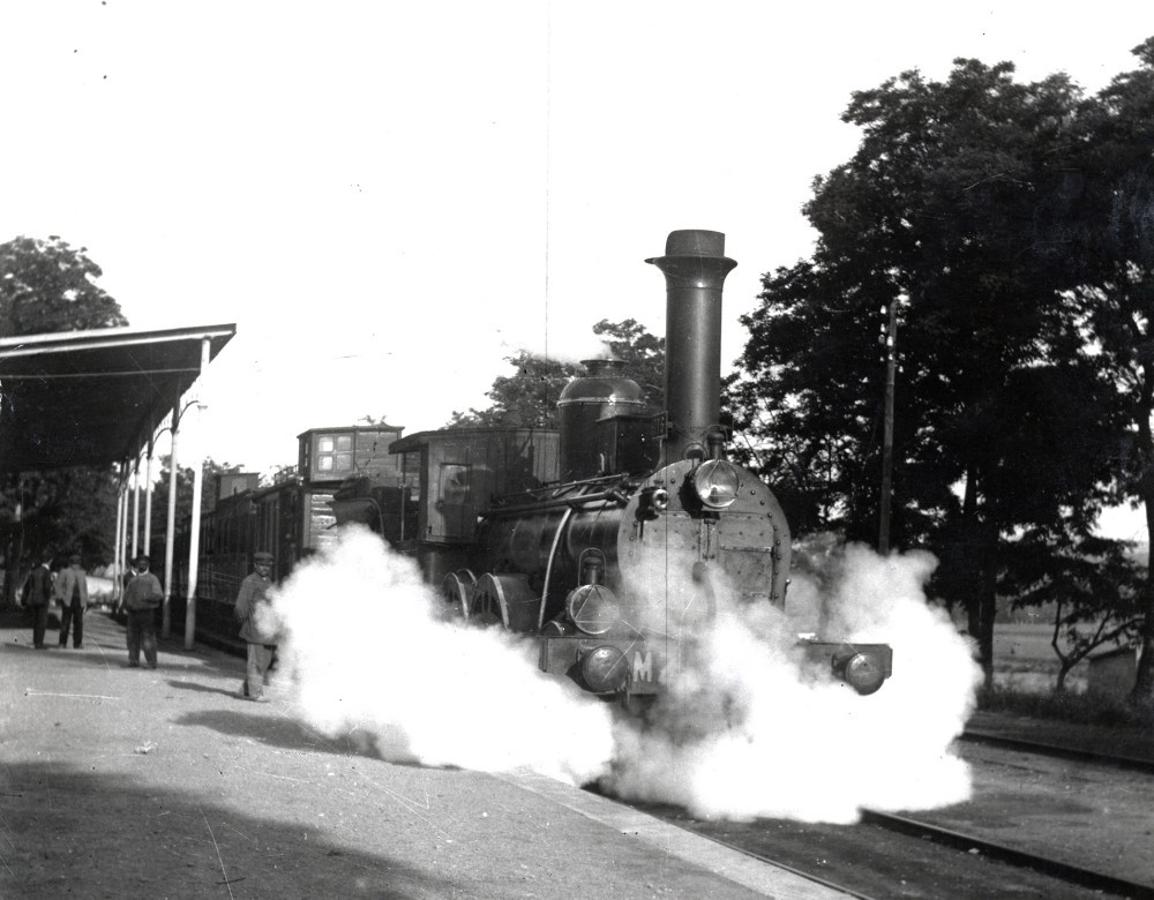 Máquina de vapor en el andén de la antigua estación de Toledo. Archivo Histórico Provincial. Fondo Rodriguez. 