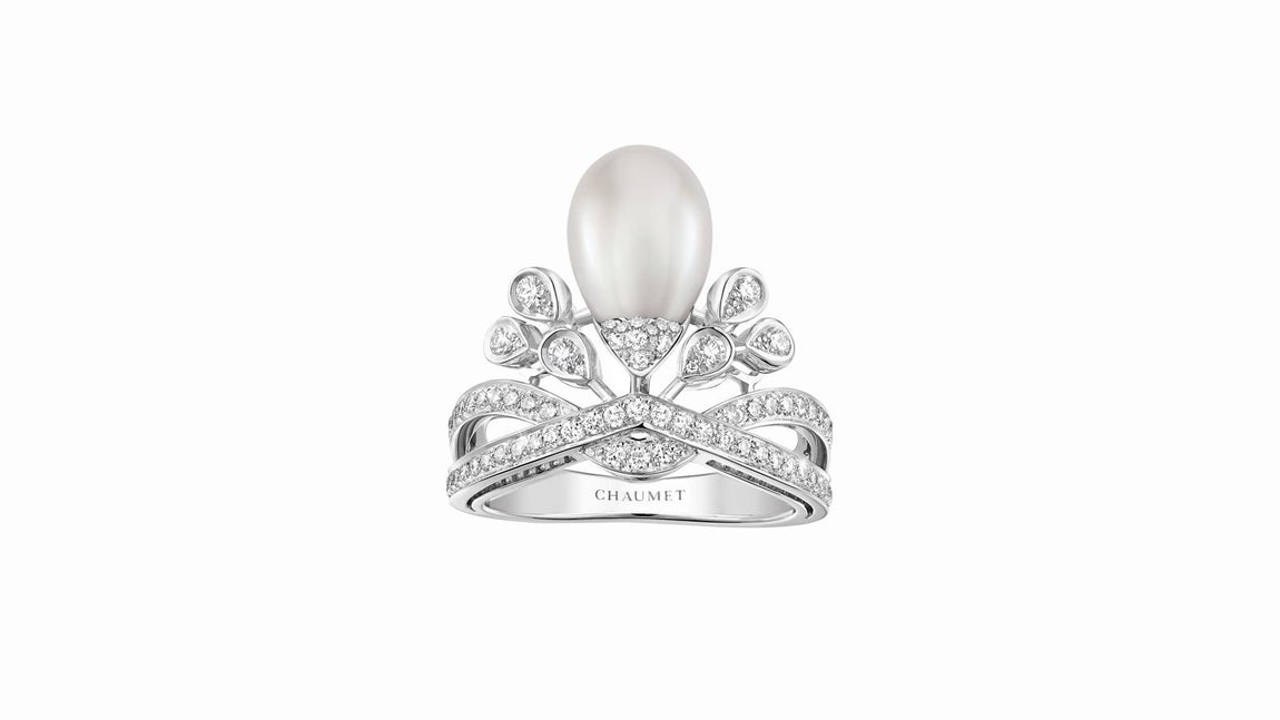 Anillo Joséphine Aigrette Impérial. Anillo Joséphine Aigrette Impérial: Solitario en platino, engarzado con una perla fina natural con un peso de 21,88 gramos y diamantes corte talla brillante. Precio: 90.200 euros