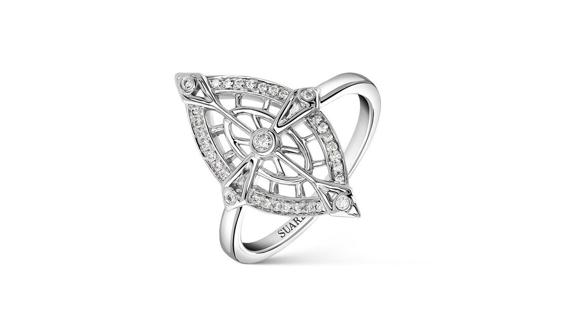 Anillo de la colección Sara. La colección Sara rinde homenaje a la mujer del fundador de la firma, Emiliano Suárez Faffián. Sara, que se convirtió en la <a href="https://www.abc.es/summum/estilo/moda/abci-mujer-y-lujo-desmontando-mitos-201803081802_noticia.html" target="_blank">primera mujer</a> Suarez, da nombre e inspira esta colección de joyas realizadas en platino y diamantes con aires vintage. Precio: CPV
