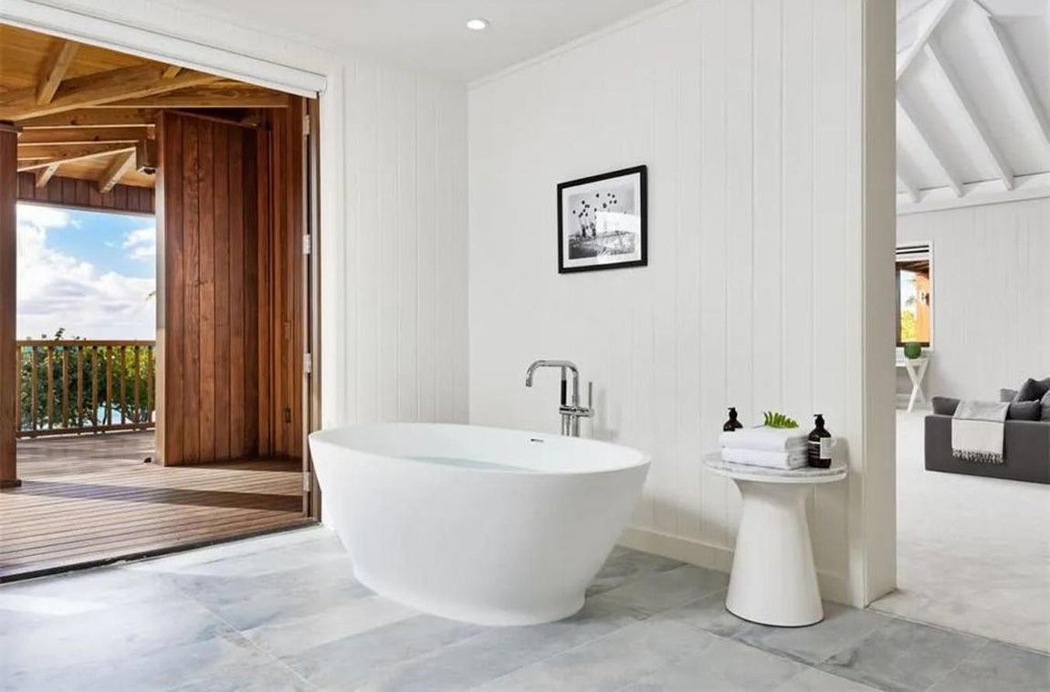 Cuartos de baño. La suite principal tiene un lujoso cuarto de baño con elegante bañera exenta y ducha con efecto lluvia, pero también las casas de invitados cuentan con estos lujos. En la suite de Willis hay, además, dos enormes vestidores para él y ella