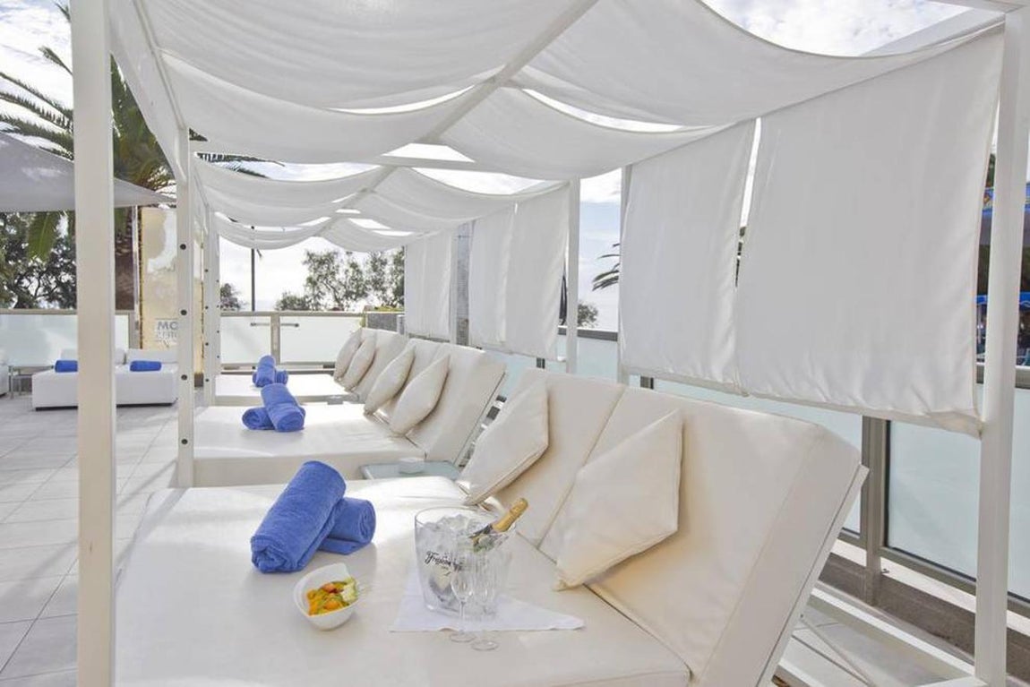 Exteriores. La finca está rodeada de espacios ajardinados, camas balinesas, bares, zonas dedicadas al ocio y enormes piscinas. Una experiencia completa sin salir del hotel