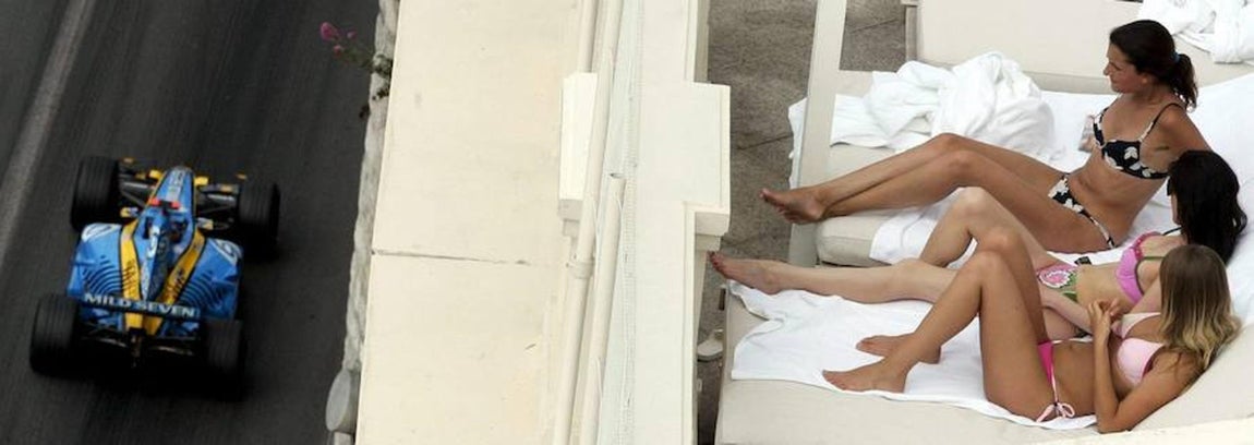 Alonso pasa con su Renault por delante de unas espectadoras en el GP Mónaco, la carrera del glamour