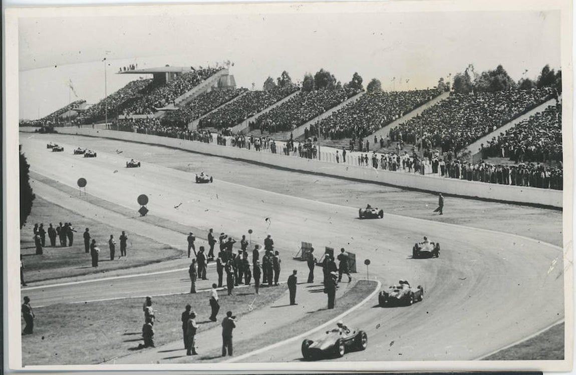 Los bólidos de la Fórmula 1, durante una carrera en Argentina con el público casi a pie de pista
