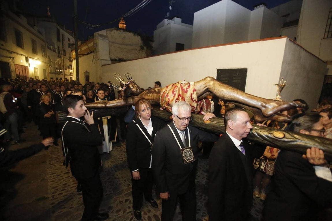 Los vía crucis del Viernes de Dolores, en imágenes