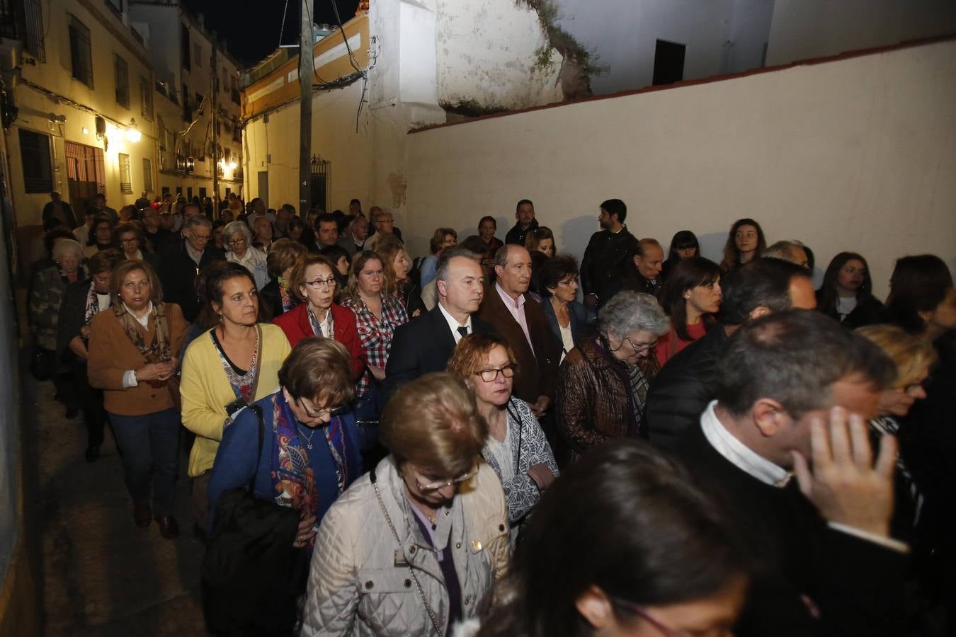 Los vía crucis del Viernes de Dolores, en imágenes