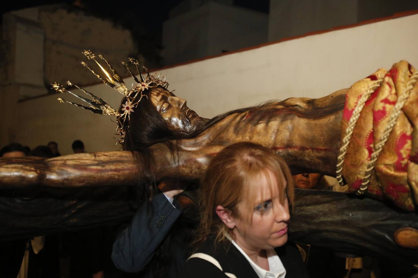 Los vía crucis del Viernes de Dolores, en imágenes