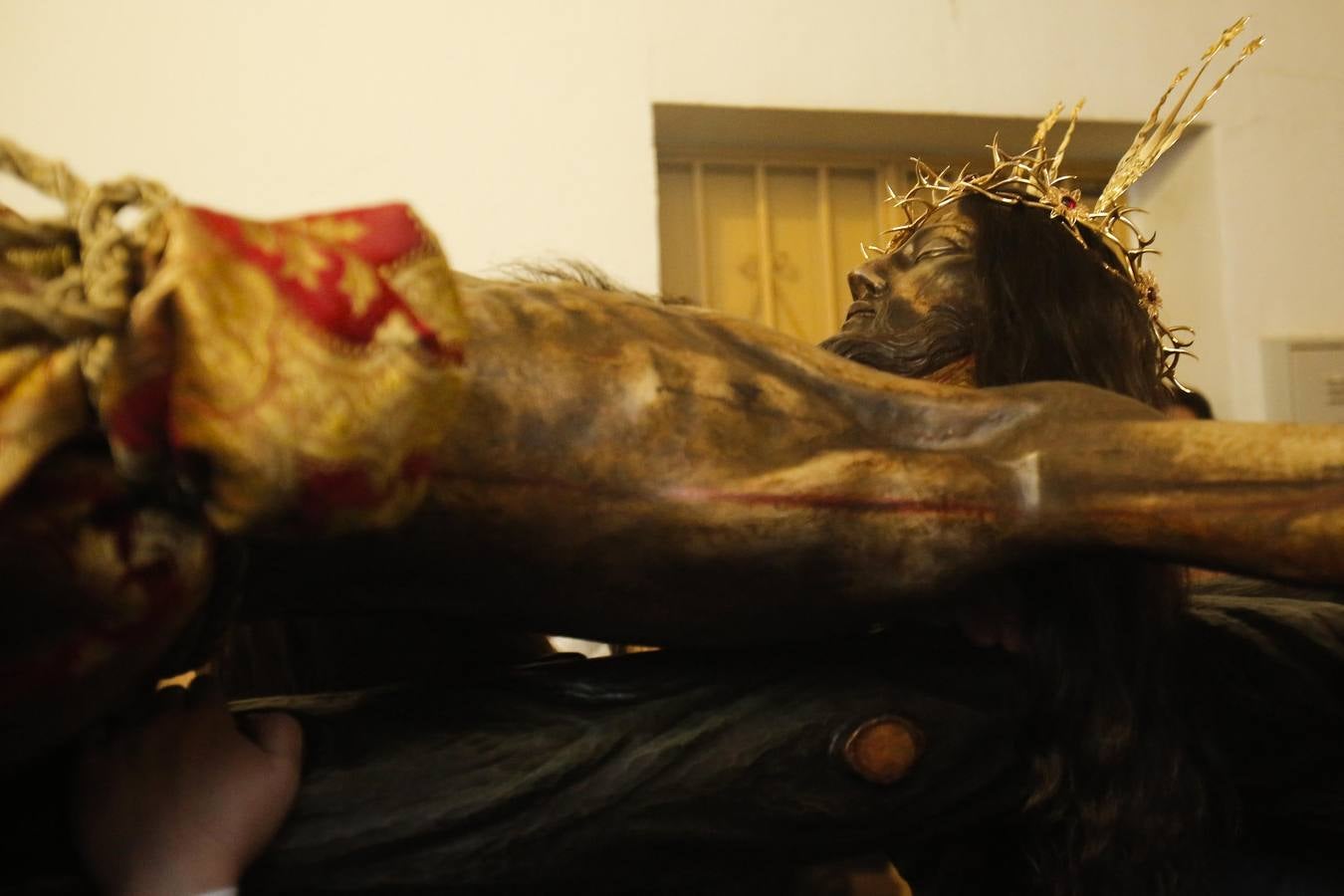 Los vía crucis del Viernes de Dolores, en imágenes