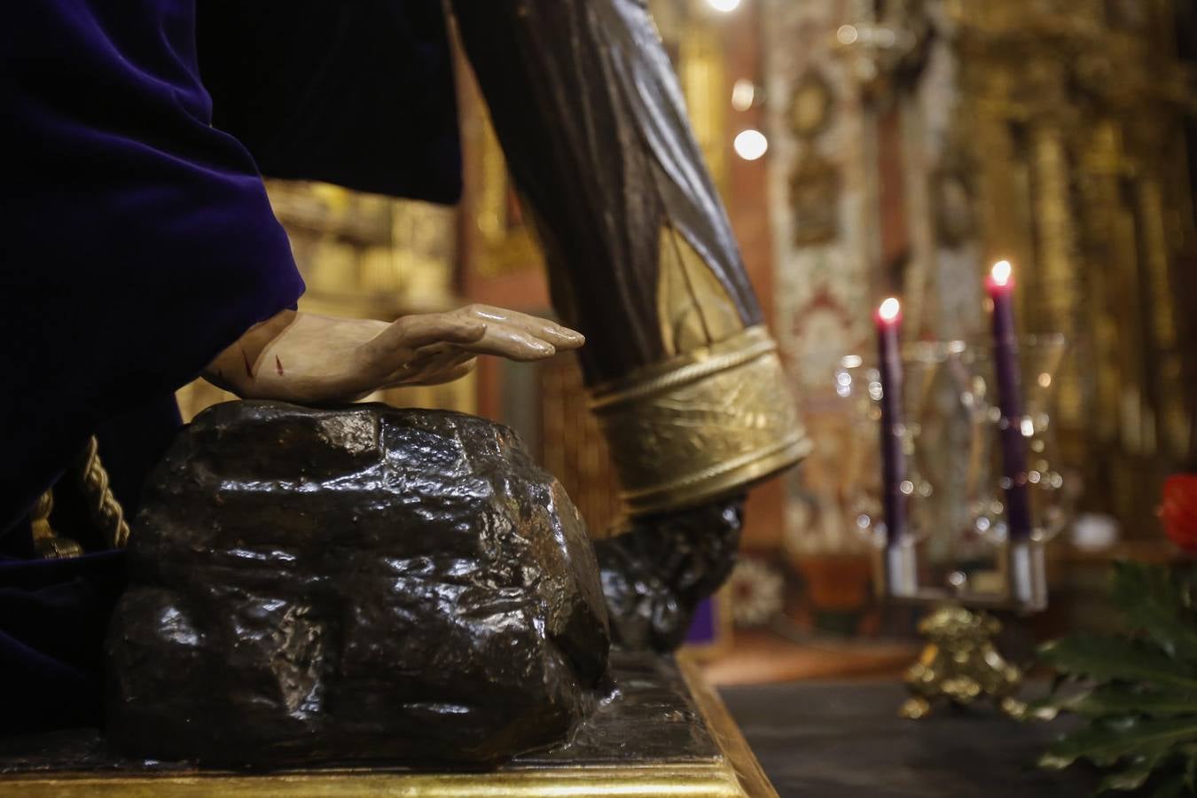 Los vía crucis del Viernes de Dolores, en imágenes