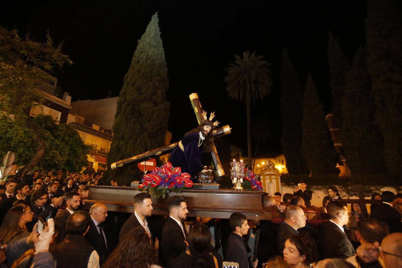 Los vía crucis del Viernes de Dolores, en imágenes