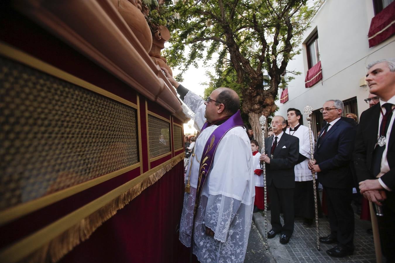 Los vía crucis del Viernes de Dolores, en imágenes