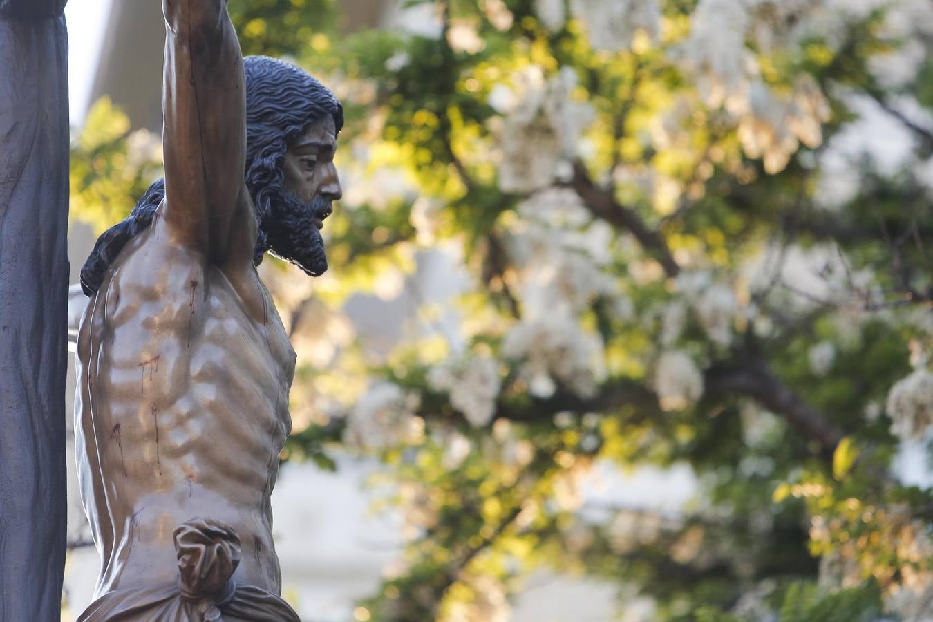 Los vía crucis del Viernes de Dolores, en imágenes