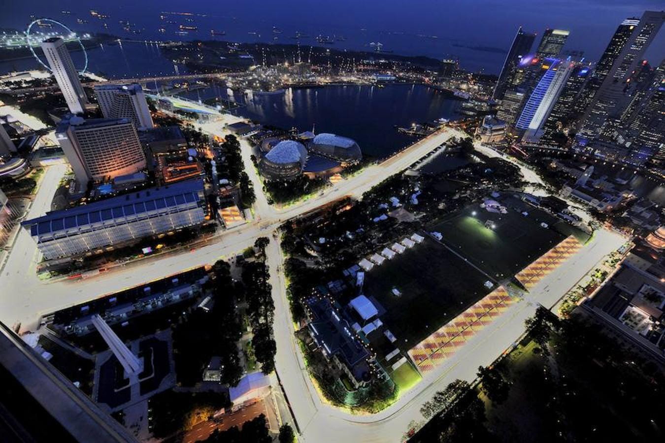 El GP de Singapur es el más vanguardista hoy en día. Una carrera nocturna en un trazado urbano iluminado por 2.000 focos