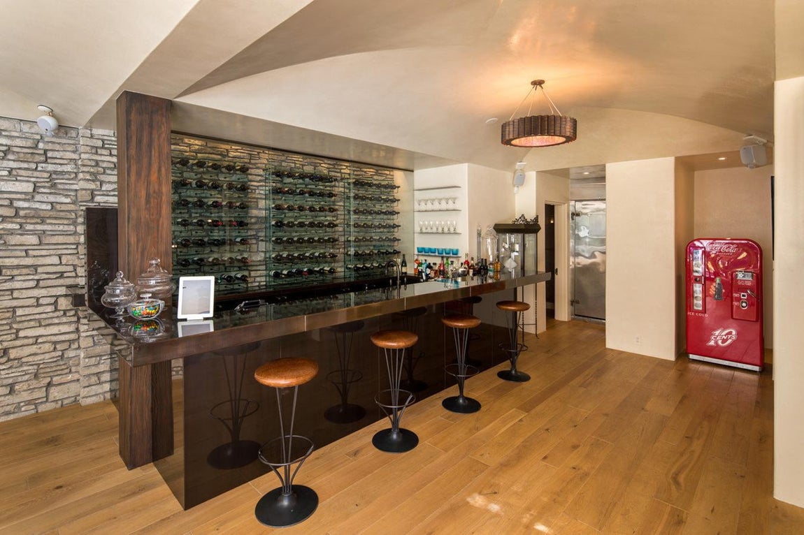 Minibar. Brad Pitt y Jennifer Aniston han sido los últimos famosos que la han pisado ya que ellos se la compraron a al abogado Ken Ziffren después de que innumerables celebridades hayan vivido ahí. La pareja la adquirió por aquel entonces por 12 millones de euros, y ahora el precio casi se ha cuadriplicado por el simple hecho de ser dos de las caras más conocidas del cine y de las revistas del corazón.