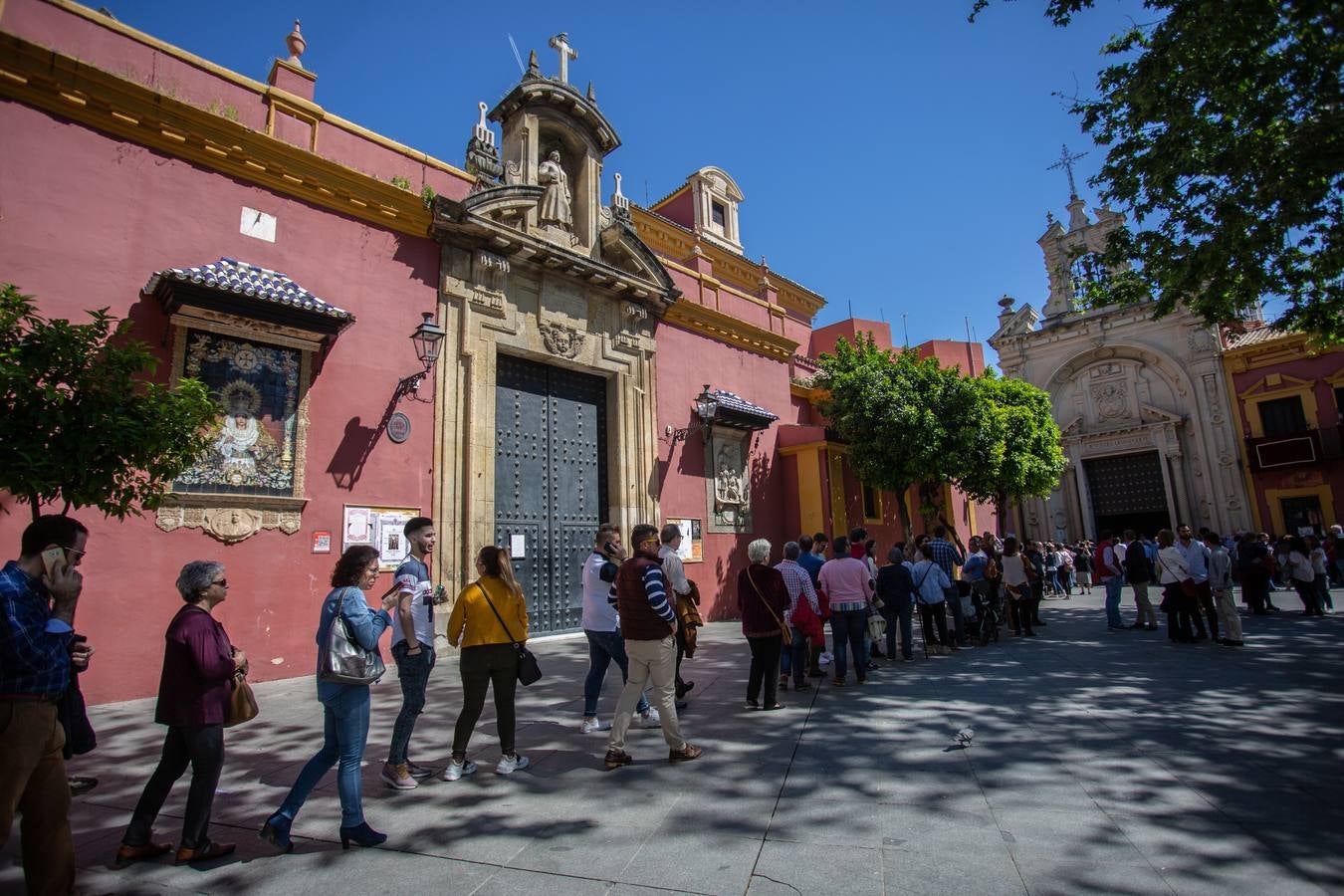 En imágenes, el besamanos al Señor del Gran Poder en su basílica