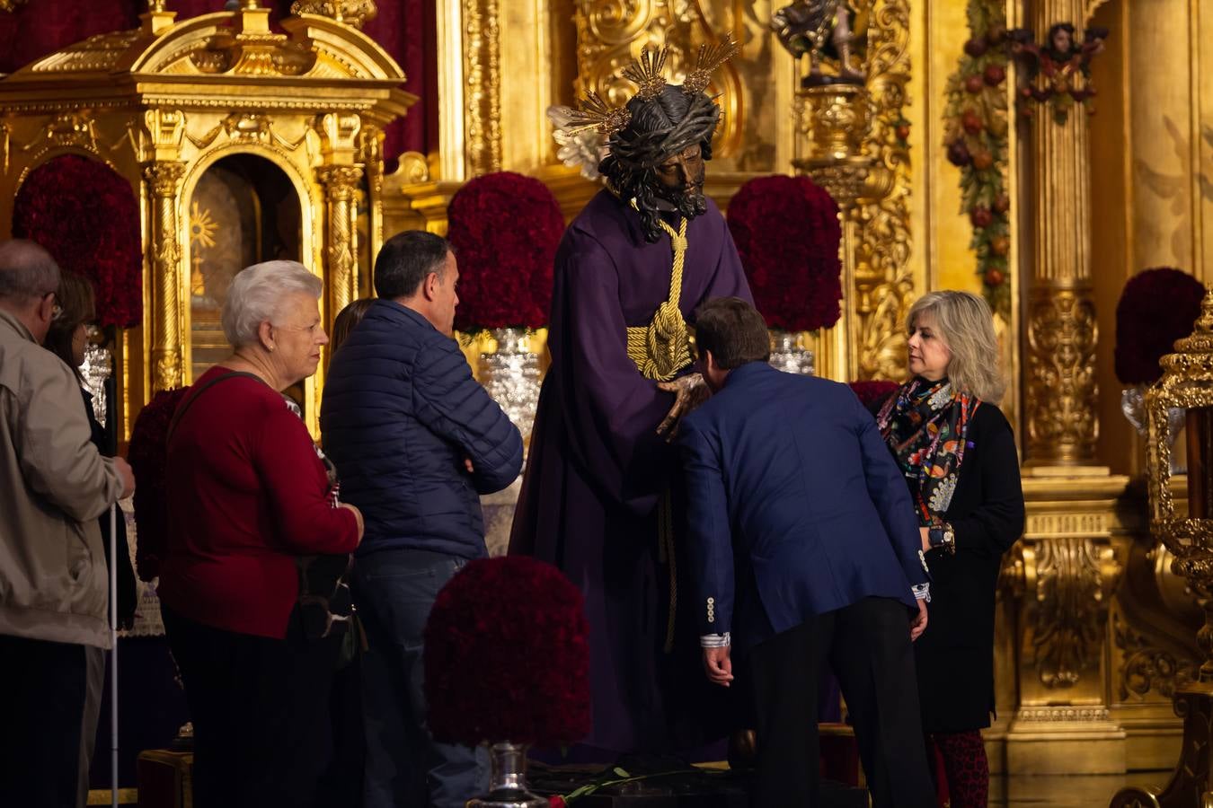 En imágenes, el besamanos al Señor del Gran Poder en su basílica