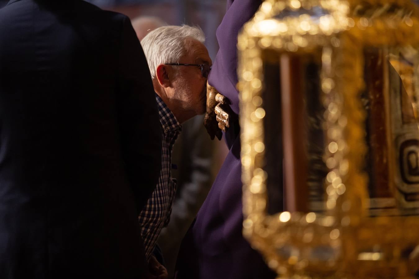 En imágenes, el besamanos al Señor del Gran Poder en su basílica