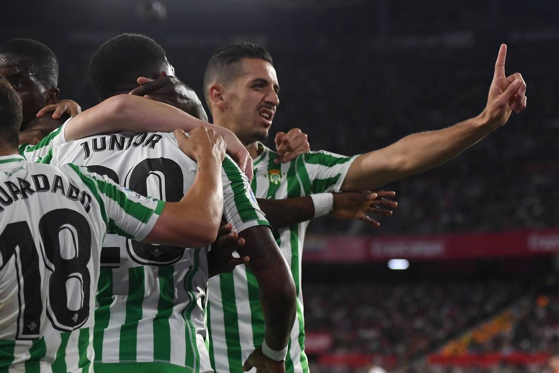 Crónica gráfica del derbi Sevilla-Betis en el Pizjuán