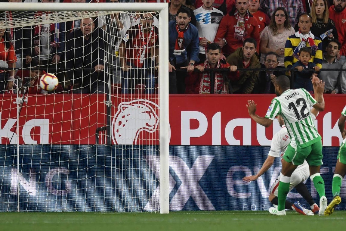 Crónica gráfica del derbi Sevilla-Betis en el Pizjuán