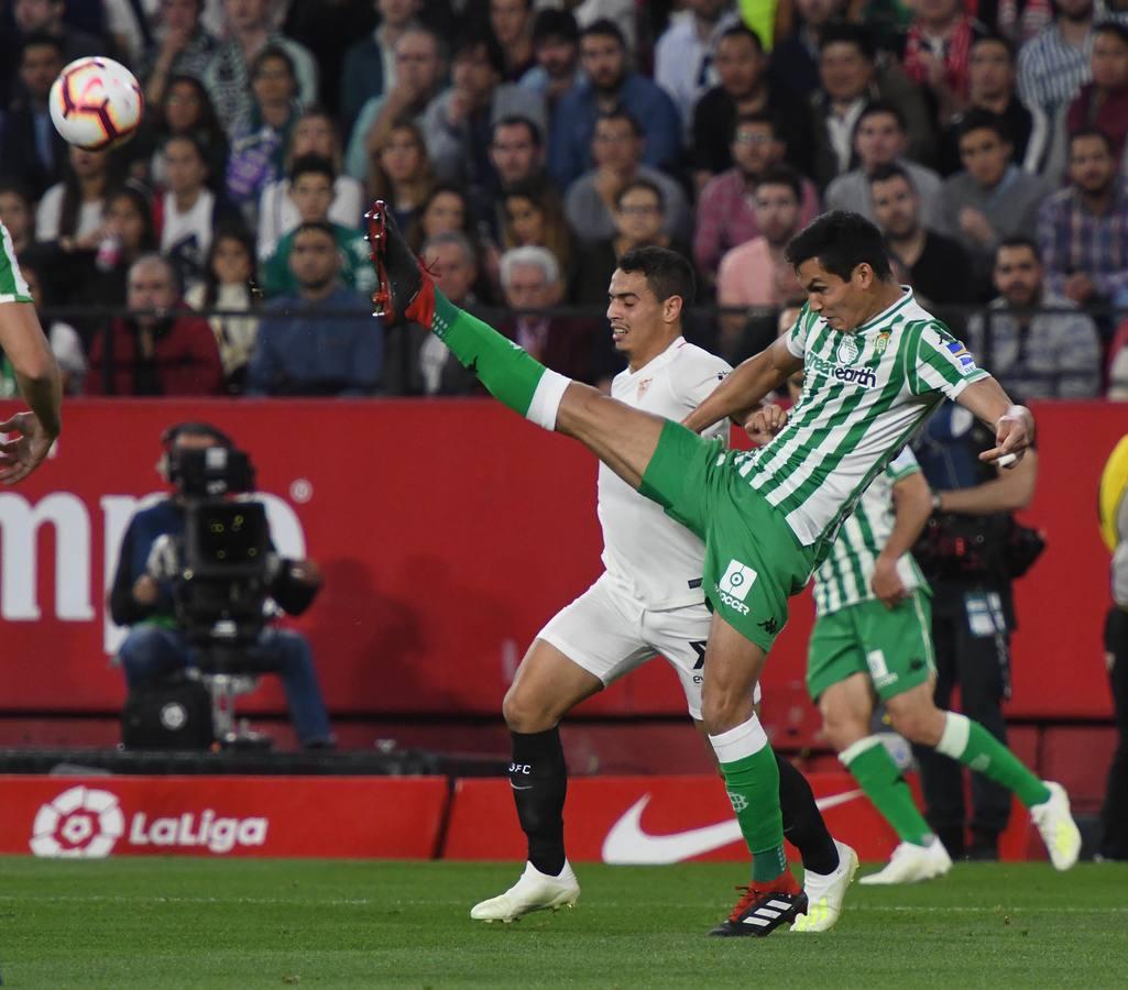 Crónica gráfica del derbi Sevilla-Betis en el Pizjuán