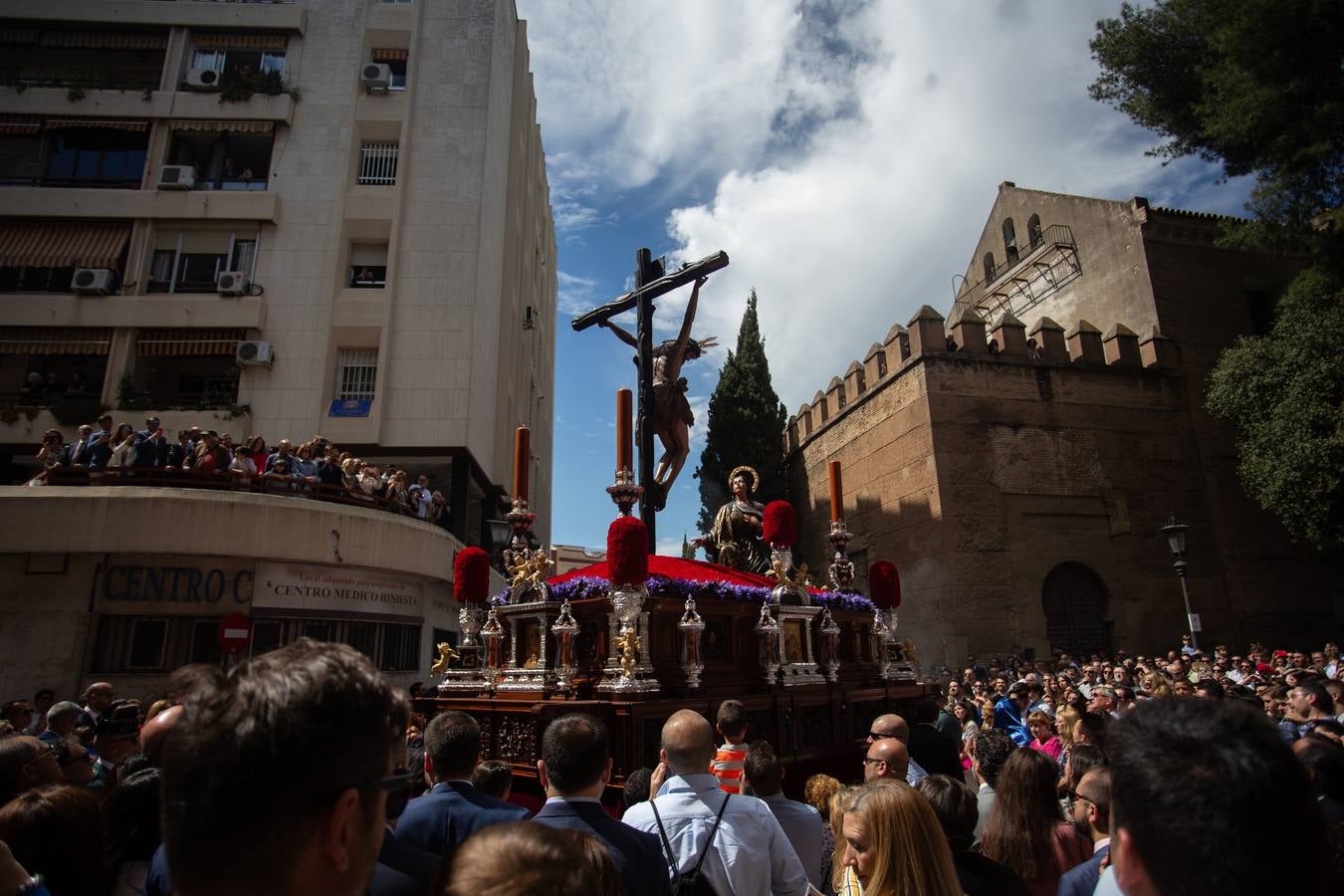 El barrio de San Julián se vuelca en la salida de La Hiniesta