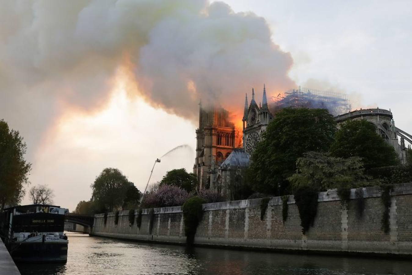 El devastador incendio que consume la catedral de Notre Dame de París, en imágenes