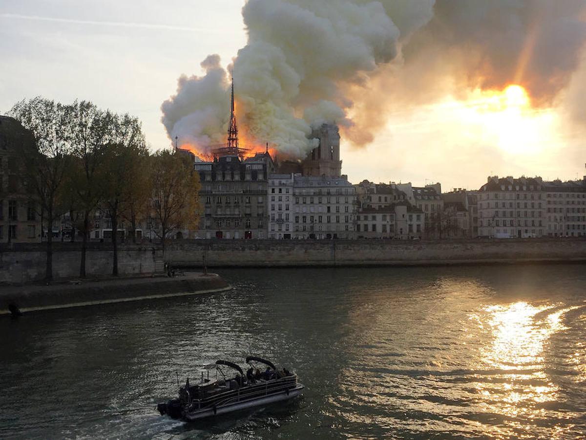 El devastador incendio que consume la catedral de Notre Dame de París, en imágenes