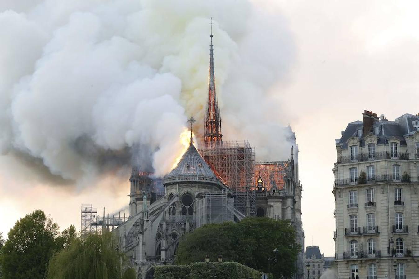 El devastador incendio que consume la catedral de Notre Dame de París, en imágenes