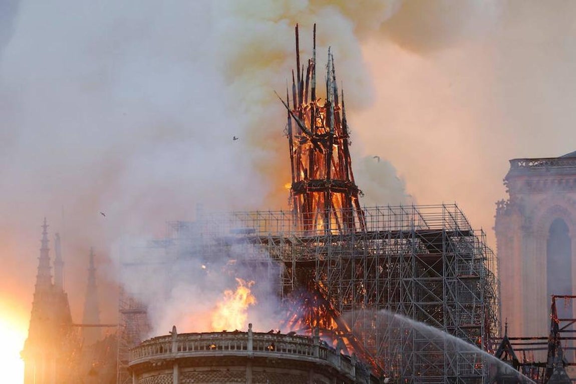 El devastador incendio que consume la catedral de Notre Dame de París, en imágenes