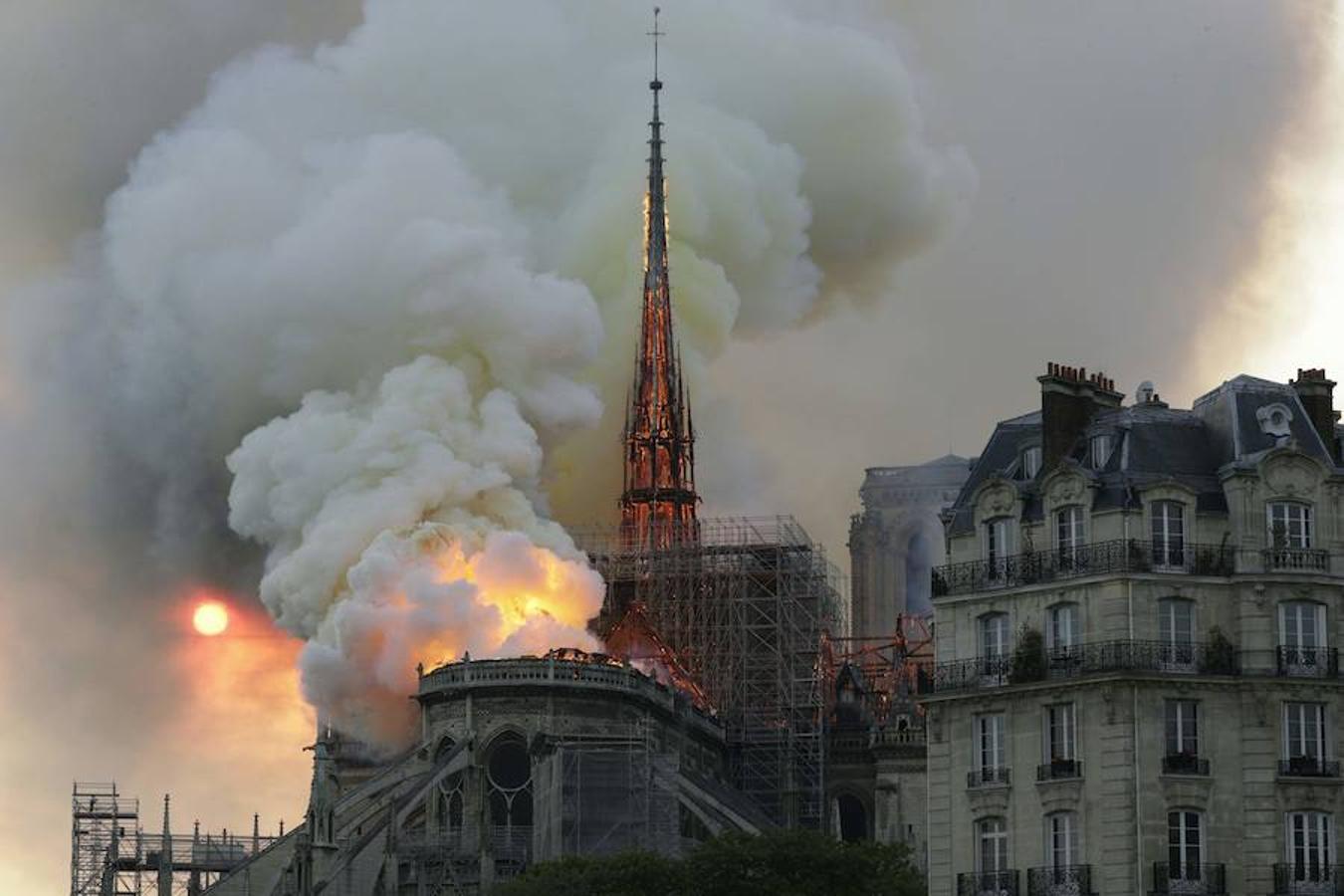 El devastador incendio que consume la catedral de Notre Dame de París, en imágenes