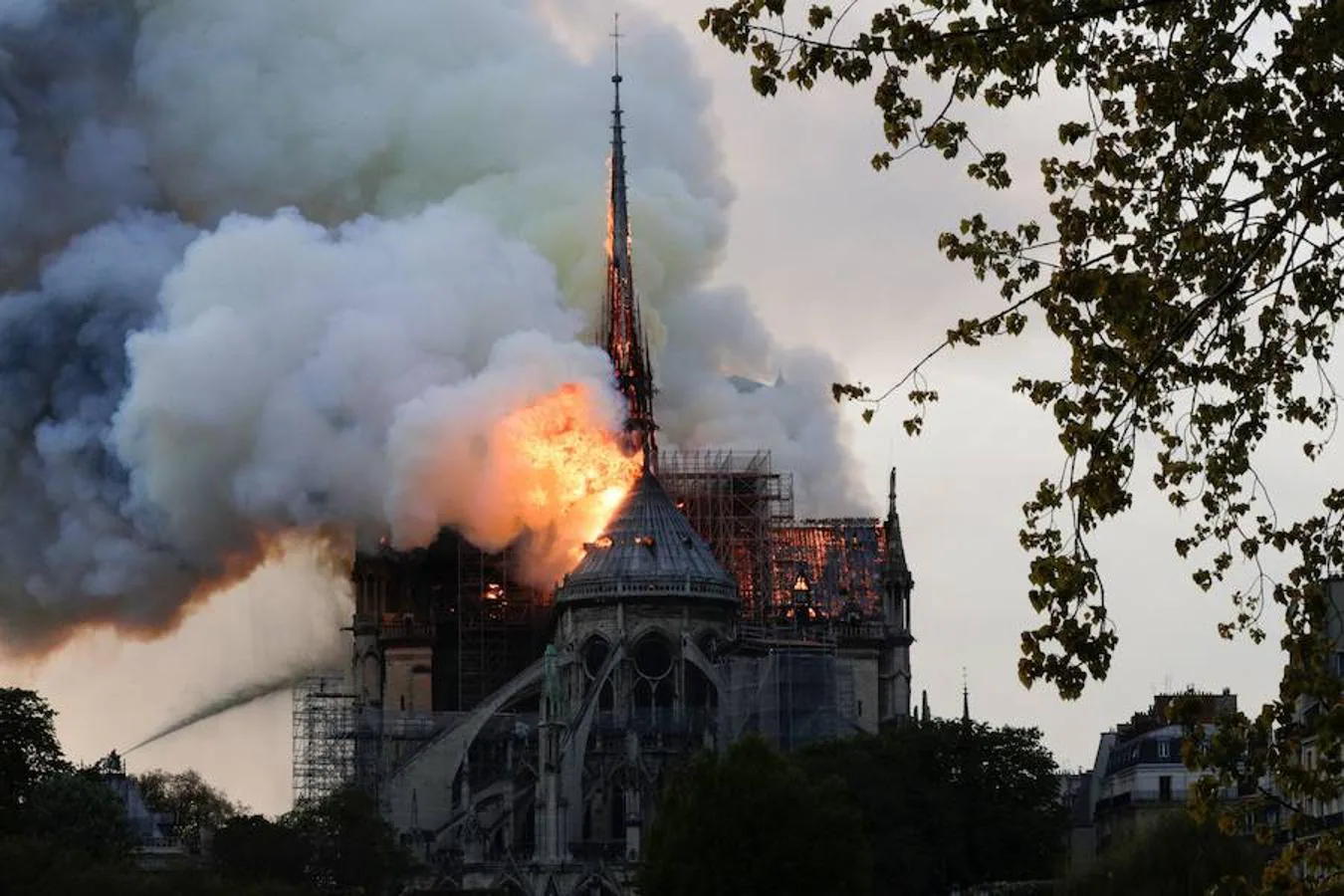 El devastador incendio que consume la catedral de Notre Dame de París, en imágenes