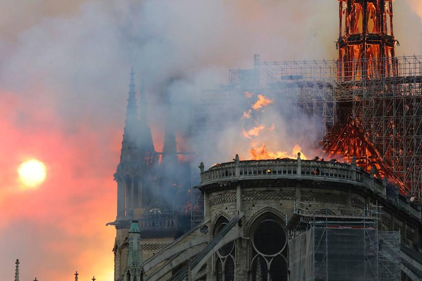 El devastador incendio que consume la catedral de Notre Dame de París, en imágenes