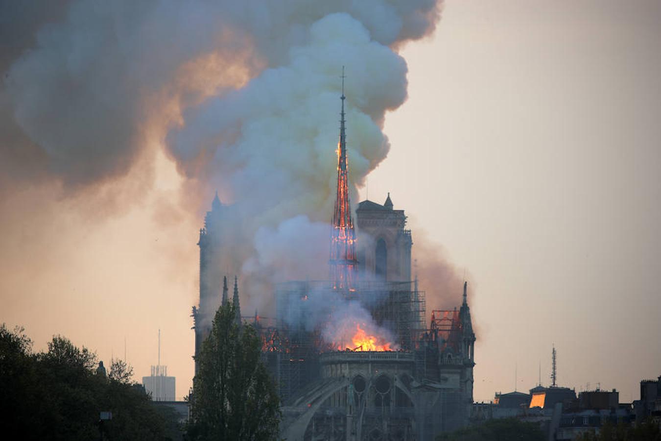 El devastador incendio que consume la catedral de Notre Dame de París, en imágenes