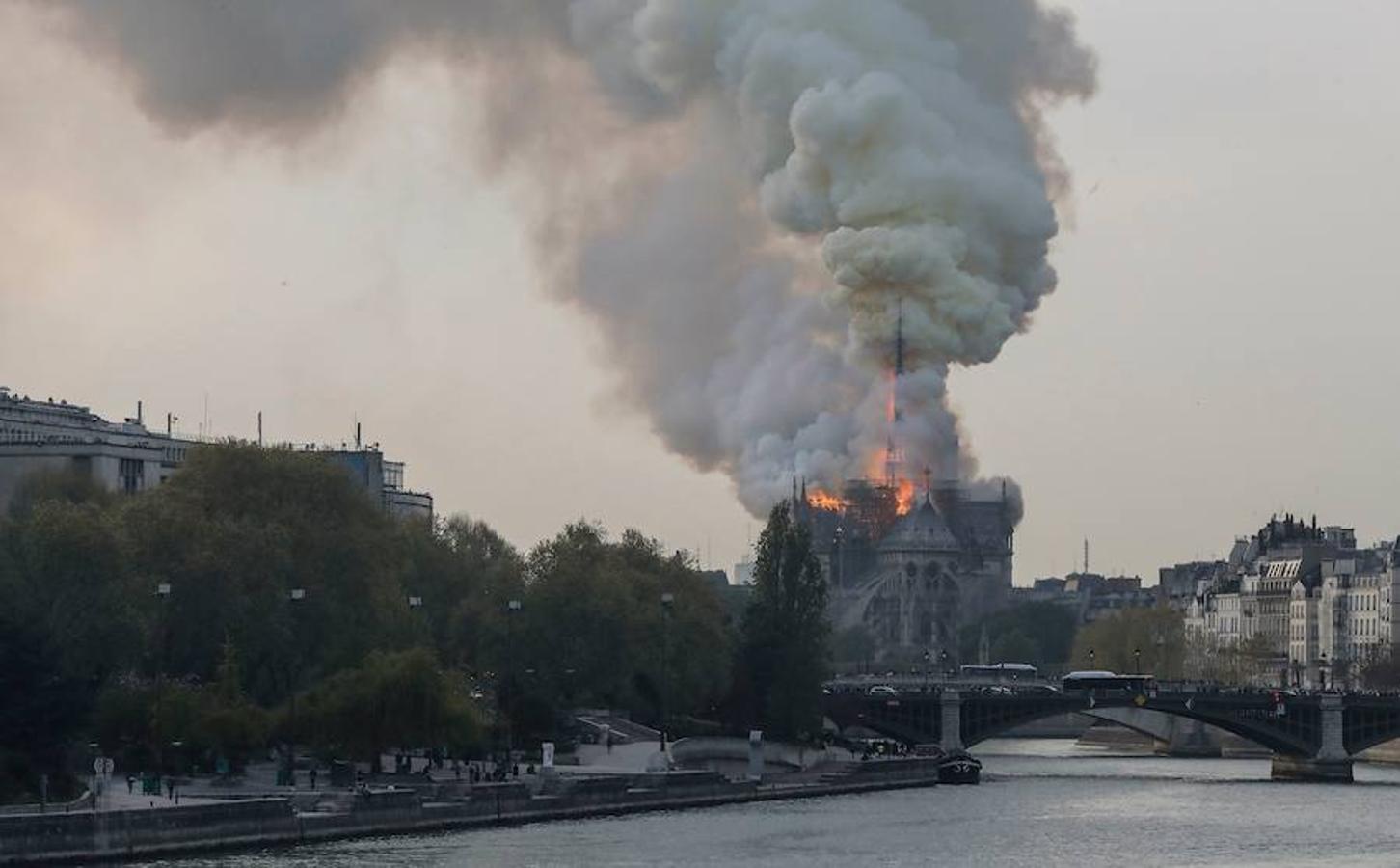 El fuego se avistó por primera vez en la parte de la cubierta de la cabecera, sobre el deambulatorio, en torno a las 18.50 horas de la tarde de este lunes.. 