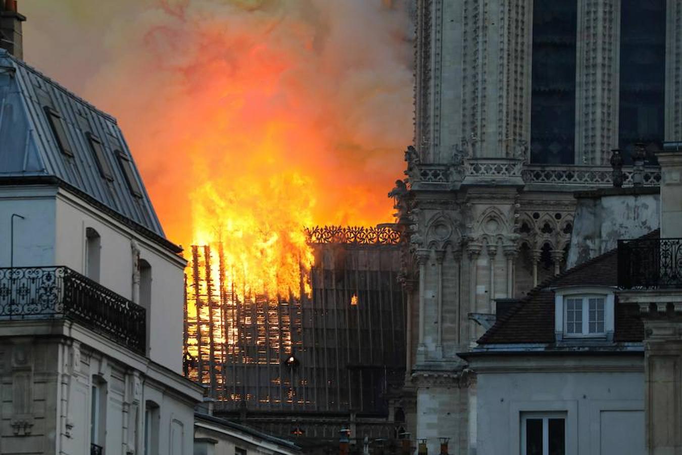 El devastador incendio que consume la catedral de Notre Dame de París, en imágenes