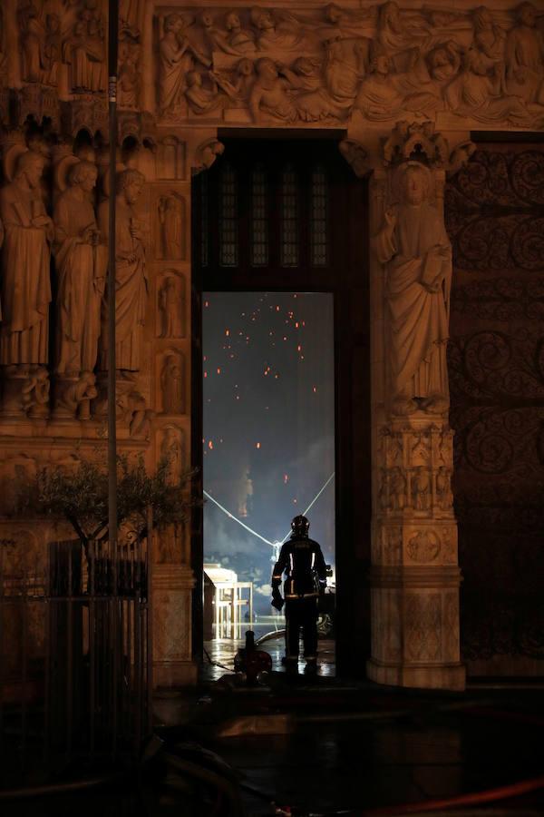 El devastador incendio que consume la catedral de Notre Dame de París, en imágenes