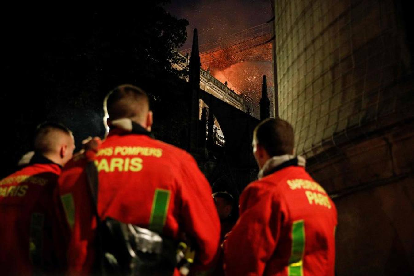 El devastador incendio que consume la catedral de Notre Dame de París, en imágenes