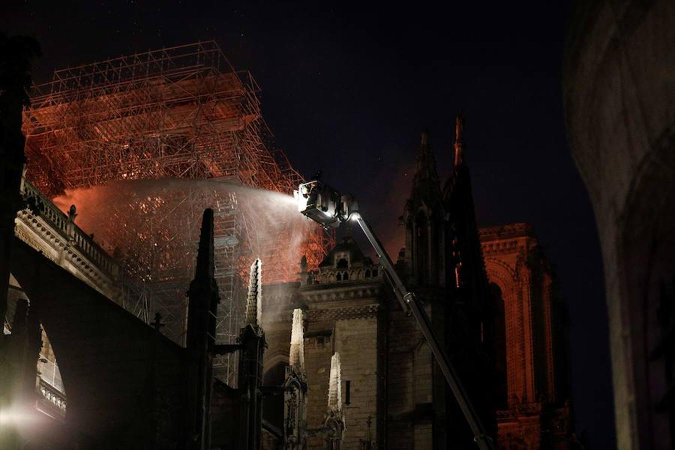 El devastador incendio que consume la catedral de Notre Dame de París, en imágenes