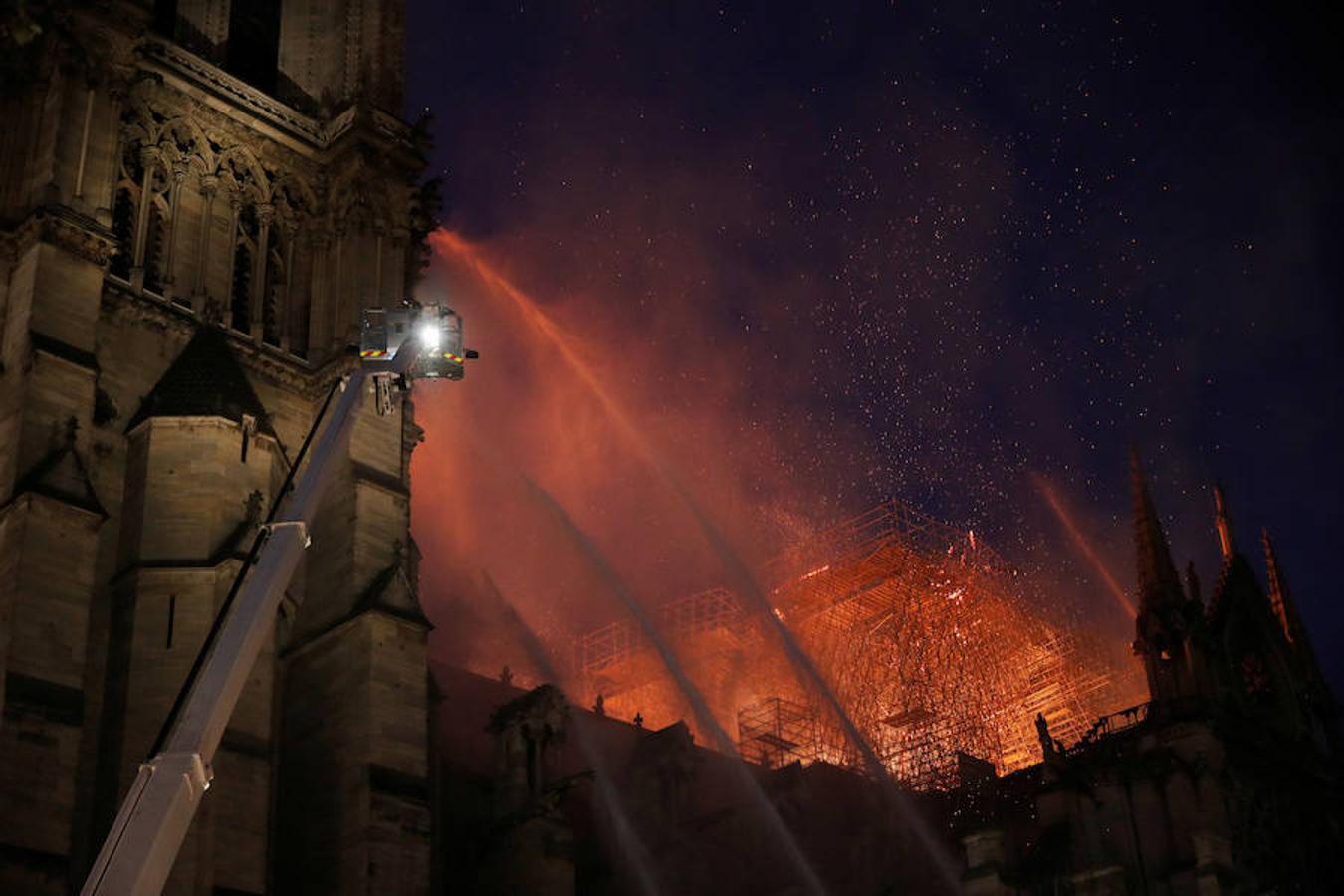 El devastador incendio que consume la catedral de Notre Dame de París, en imágenes