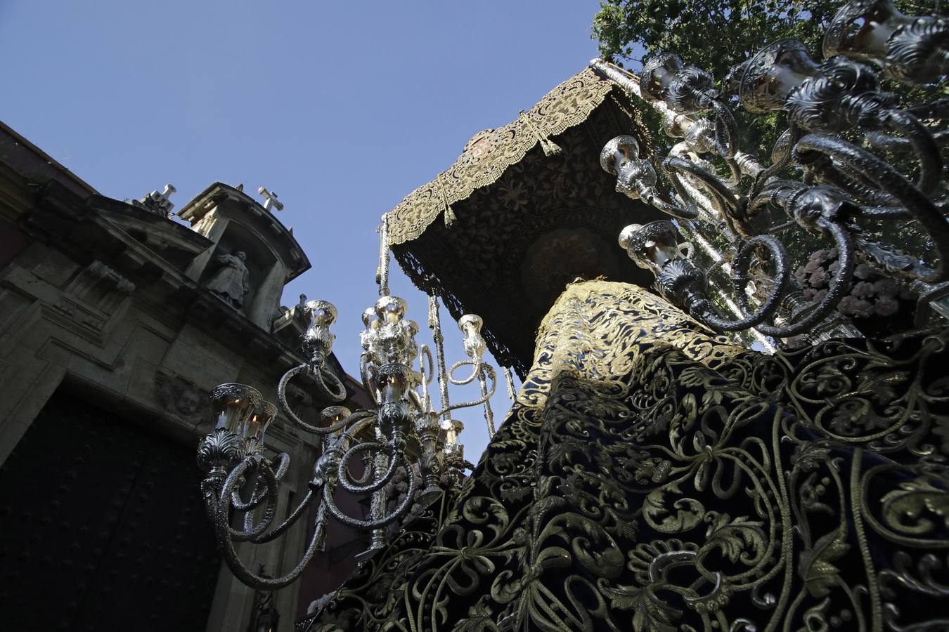 San Lorenzo se echa a la calle para admirar la salida del Dulce Nombre