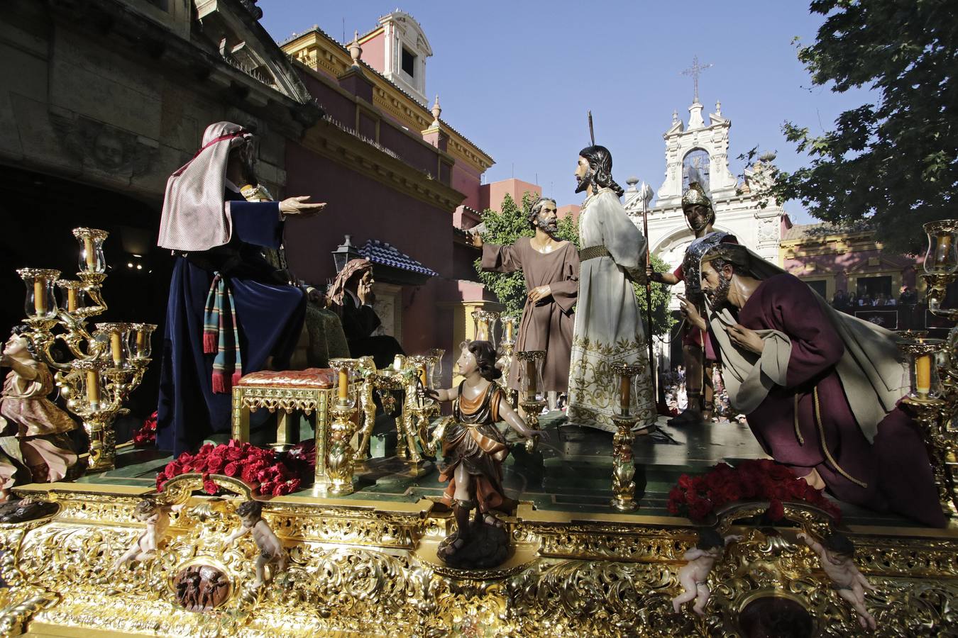 San Lorenzo se echa a la calle para admirar la salida del Dulce Nombre