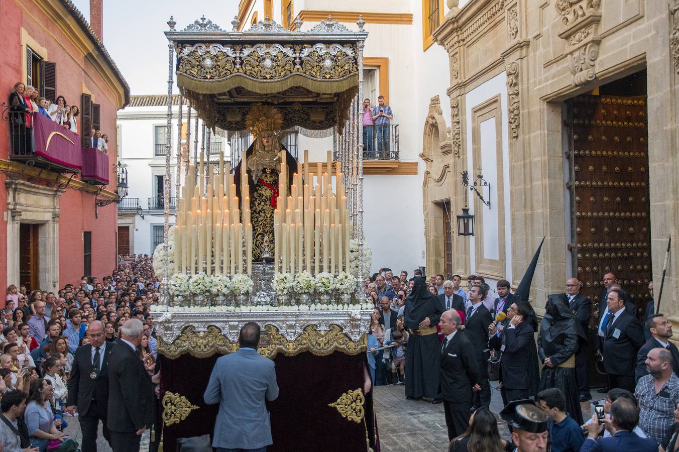 En imágenes, desfile procesional de la hermandad de Santa Cruz el Martes Santo