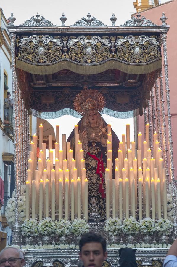 En imágenes, desfile procesional de la hermandad de Santa Cruz el Martes Santo