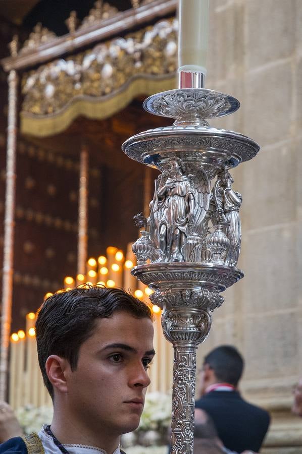 En imágenes, desfile procesional de la hermandad de Santa Cruz el Martes Santo