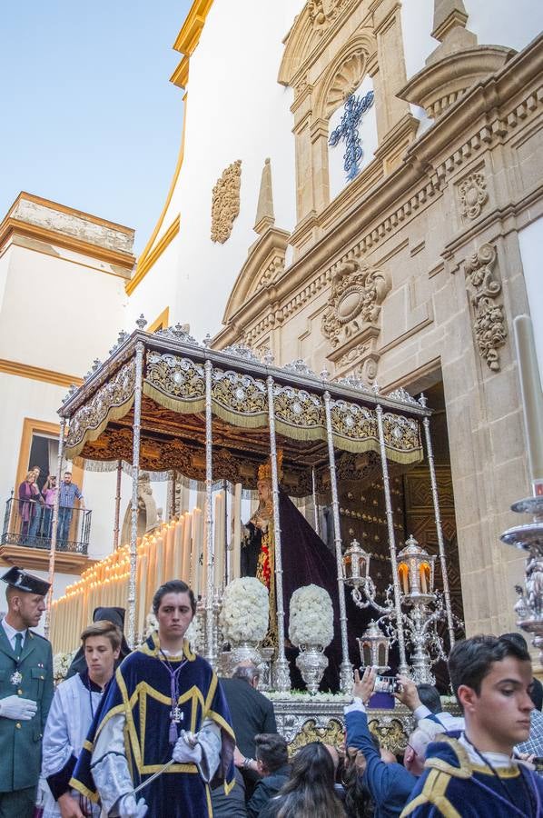 En imágenes, desfile procesional de la hermandad de Santa Cruz el Martes Santo