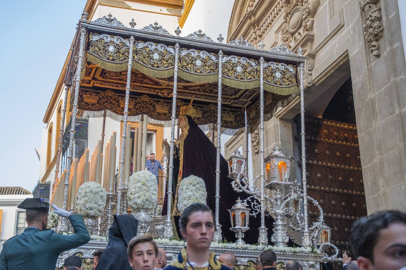 En imágenes, desfile procesional de la hermandad de Santa Cruz el Martes Santo