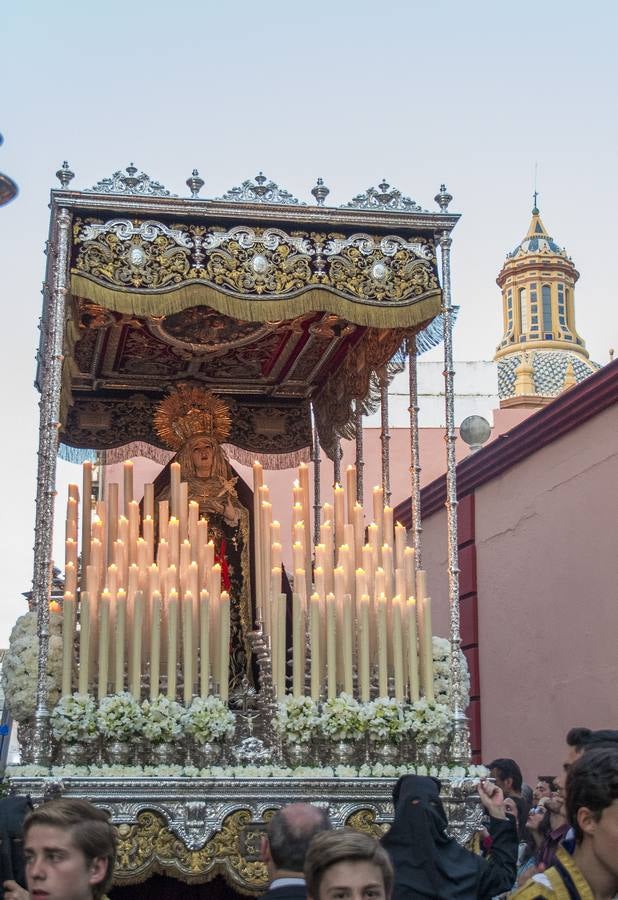 En imágenes, desfile procesional de la hermandad de Santa Cruz el Martes Santo