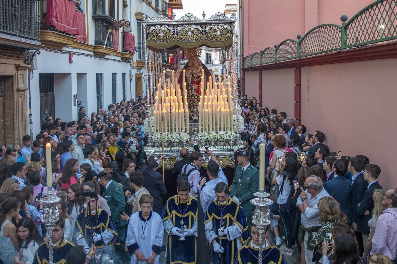 En imágenes, desfile procesional de la hermandad de Santa Cruz el Martes Santo