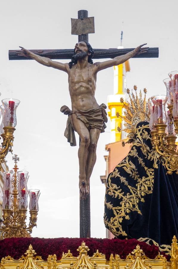 En imágenes, desfile procesional de la hermandad de Santa Cruz el Martes Santo