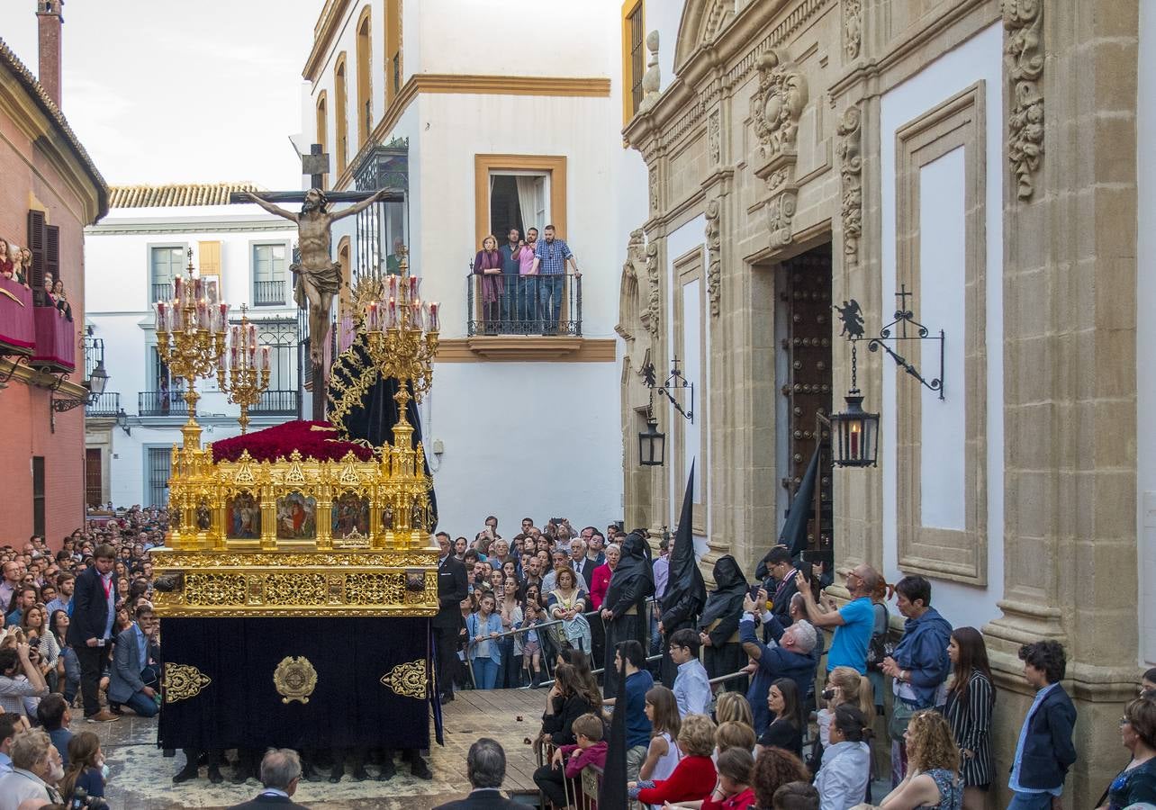 En imágenes, desfile procesional de la hermandad de Santa Cruz el Martes Santo